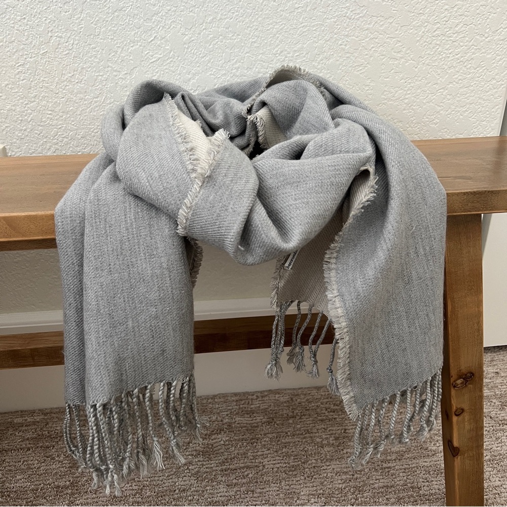 Abercrombie & Fitch Women’s Scarf Gray
